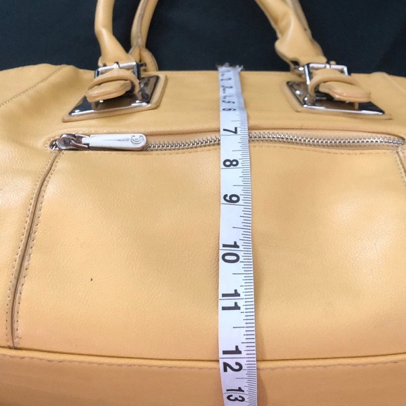 “C” yellow color shoulders Bag - Picture 12 of 14